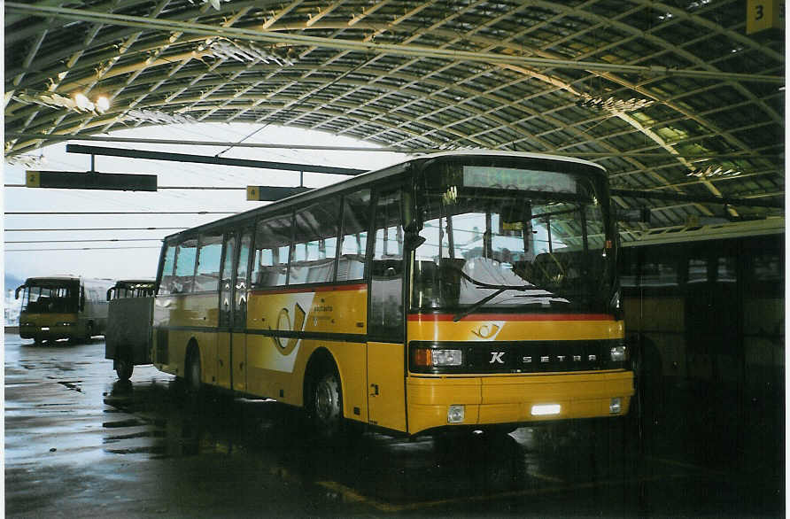 (082'313) - PostAuto Graubnden - GR 102'329 - Setra (ex P 25'104) am 1. Januar 2006 in Chur, Postautostation