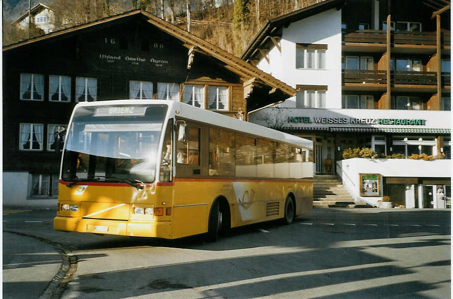 (082'734) - AVBB Schwanden - Nr. 1/BE 123'485 - Volvo/Berkhof am 22. Januar 2006 beim Bahnhof Brienz