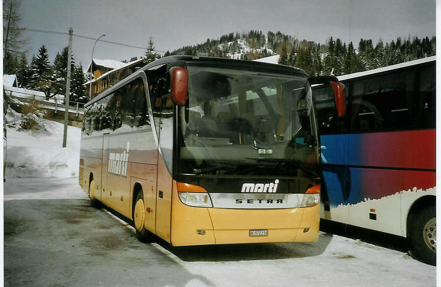 (083'203) - Marti, Kallnach - Nr. 18/BE 572'218 - Setra am 19. Februar 2006 beim Bahnhof Saanenmser