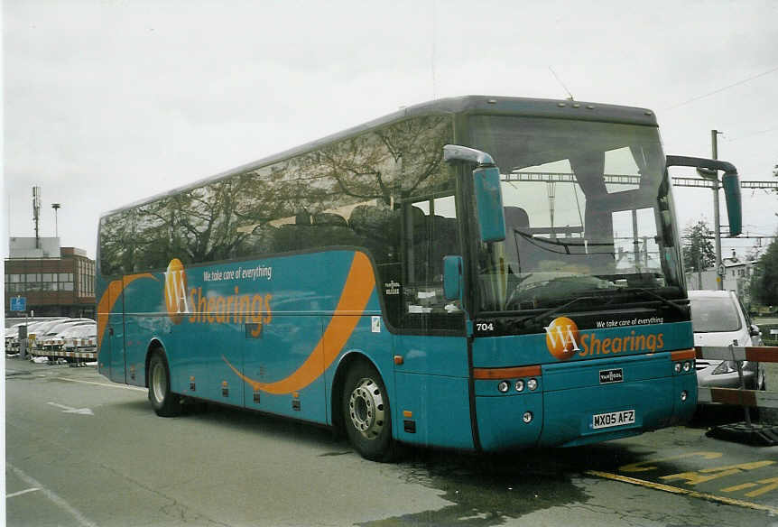 (084'207) - Aus England: Shearings, Wigan - Nr. 704/MX05 AFZ - Van Hool am 6. April 2006 in Thun, CarTerminal