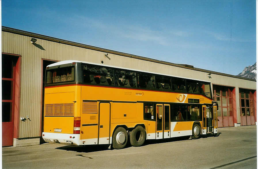 (084'230) - AVG Meiringen - Nr. 71/BE 412'071 - Neoplan (ex P 27'813) am 14. April 2006 in Interlaken, Postgarage