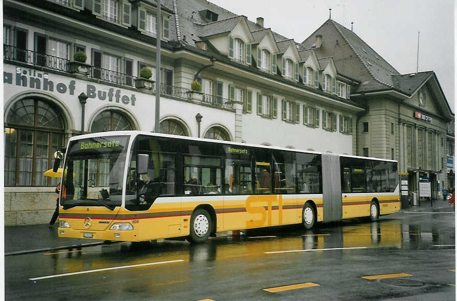 (084'323) - STI Thun - Nr. 108/BE 700'108 - Mercedes am 28. April 2006 beim Bahnhof Thun