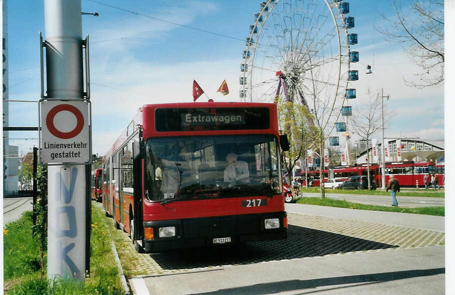 (084'528) - Bernmobil, Bern - Nr. 217/BE 513'217 - MAN am 30. April 2006 in Bern, Guisanplatz