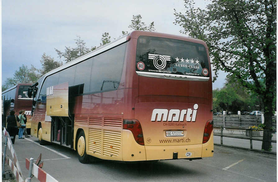 (084'623) - Marti, Kallnach - Nr. 17/BE 572'217 - Setra am 5. Mai 2006 in Thun, CarTerminal