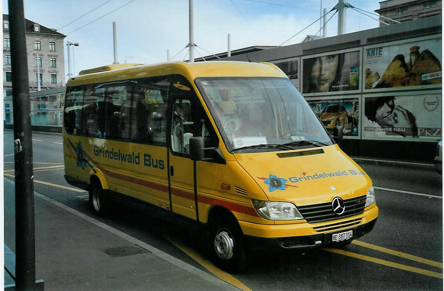 (085'534) - AVG Grindelwald - Nr. 9/BE 387'314 - Mercedes/OT am 25. Mai 2006 beim Bahnhof Zrich