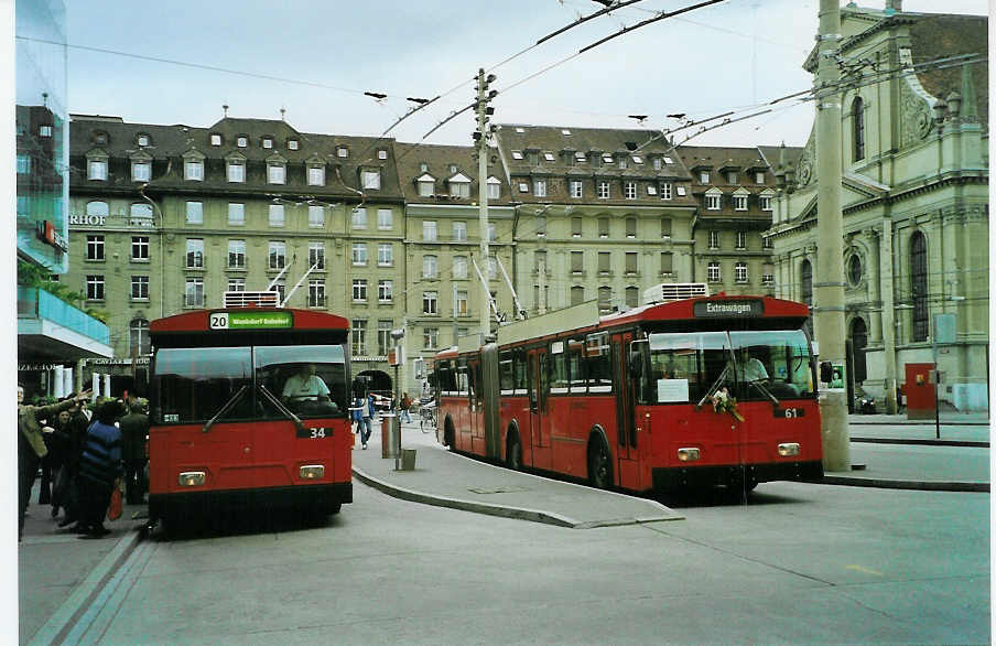 (085'703) - Bernmobil, Bern - Nr. 34 - FBW/Gangloff + Nr. 61 - FBW/Hess Gelenktrolleybusse am 28. Mai 2006 beim Bahnhof Bern