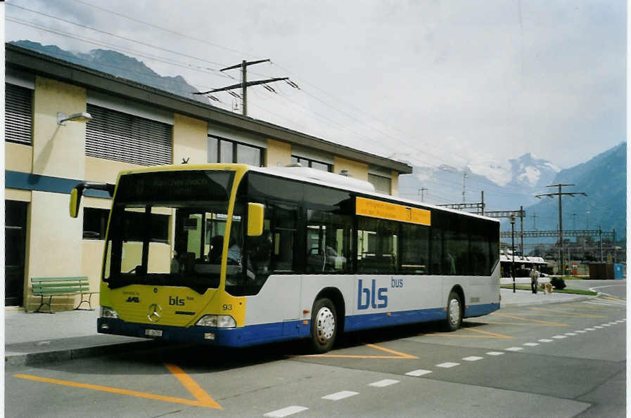 (087'226) - AFA Adelboden - Nr. 93/BE 26'705 - Mercedes (ex Nr. 5) am 9. Juli 2006 beim Bahnhof Frutigen