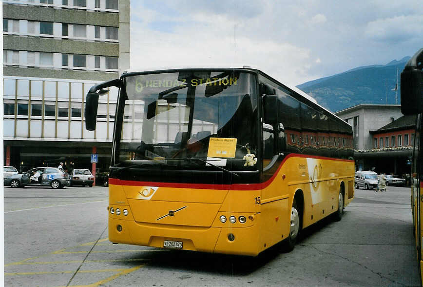 (087'908) - Lathion, Sion - Nr. 15/VS 202'870 - Volvo am 26. Juli 2006 beim Bahnhof Sion