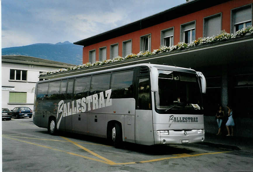 (087'928) - Ballestraz, Grne - VS 115'737 - Renault am 26. Juli 2006 beim Bahnhof Sion