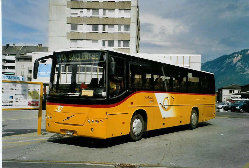 (087'930) - Lathion, Sion - Nr. 1/VS 12'894 - Volvo am 26. Juli 2006 beim Bahnhof Sion