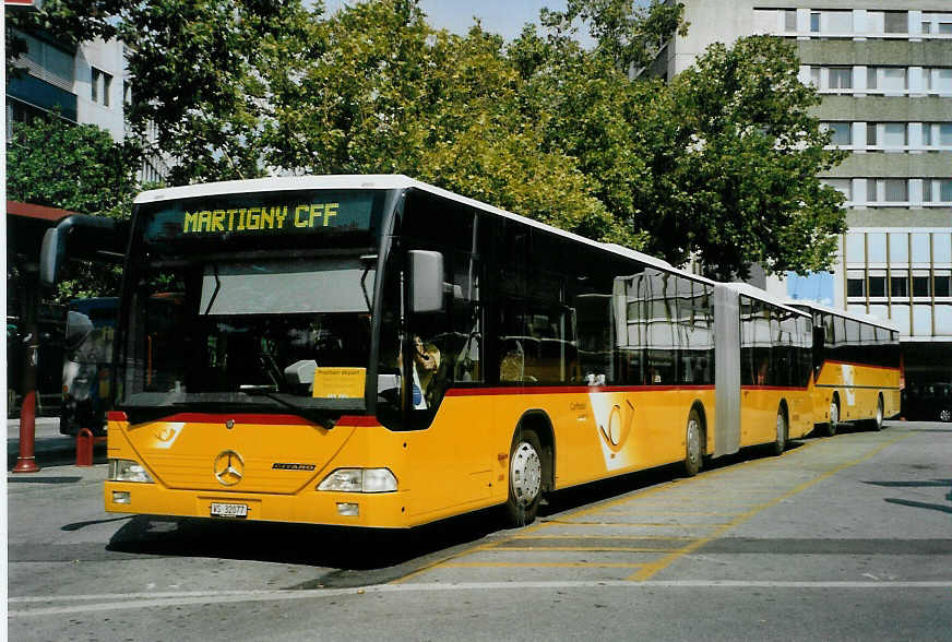 (087'932) - TMR Martigny - VS 32'077 - Mercedes am 26. Juli 2006 beim Bahnhof Sion