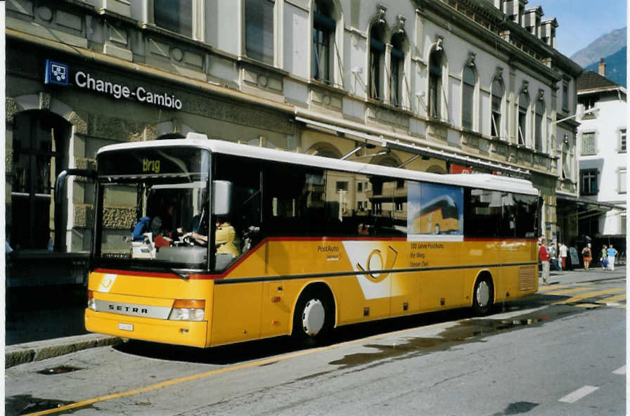 (088'011) - PostAuto Wallis - VS 245'885 - Setra am 26. Juli 2006 beim Bahnhof Brig