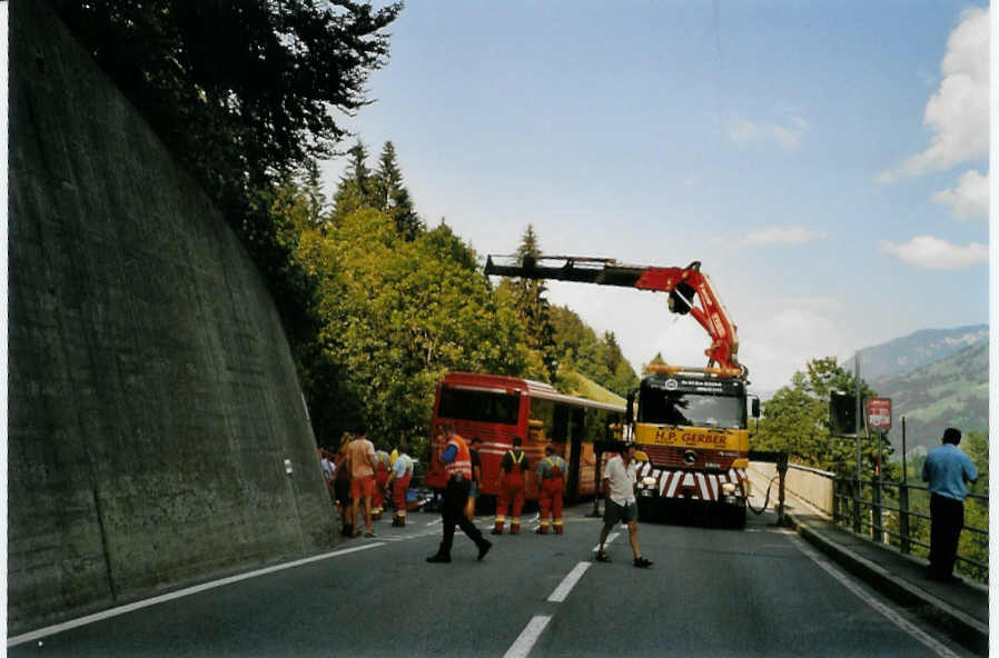 (088'024) - AFA Adelboden - Nr. 25 - Setra (ex Nr. 12) am 27. Juli 2006 in Ried, Gantenbach (Unfall)