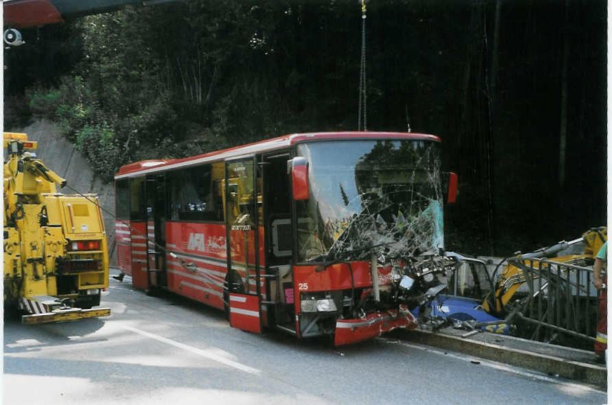 (088'026) - AFA Adelboden - Nr. 25 - Setra (ex Nr. 12) am 27. Juli 2006 in Ried, Gantenbach (Unfall)