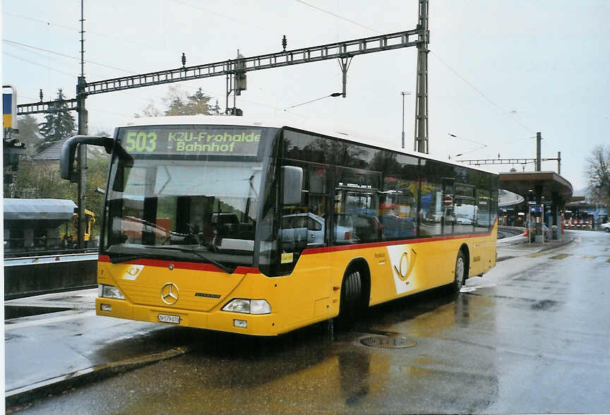 (090'619) - PostAuto Zrich - Nr. 7/ZH 579'070 - Mercedes am 11. November 2006 beim Bahnhof Blach