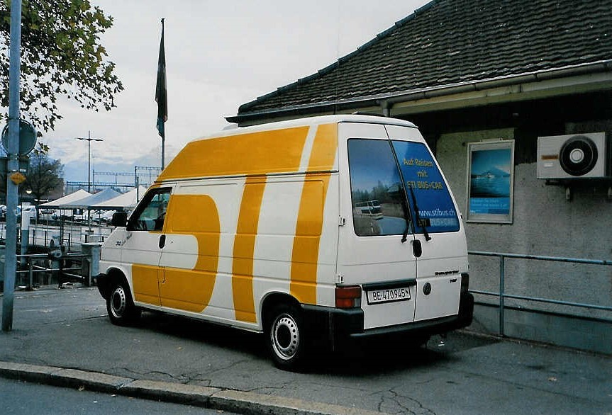 (090'734) - Aus dem Archiv: STI Thun - Nr. 302/BE 470'945 - VW am 17. November 2006 beim Bahnhof Thun