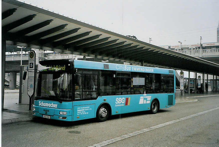 (091'108) - OVS Sexau - EM-S 803 - MAN am 23. Dezember 2006 beim Bahnhof Freiburg