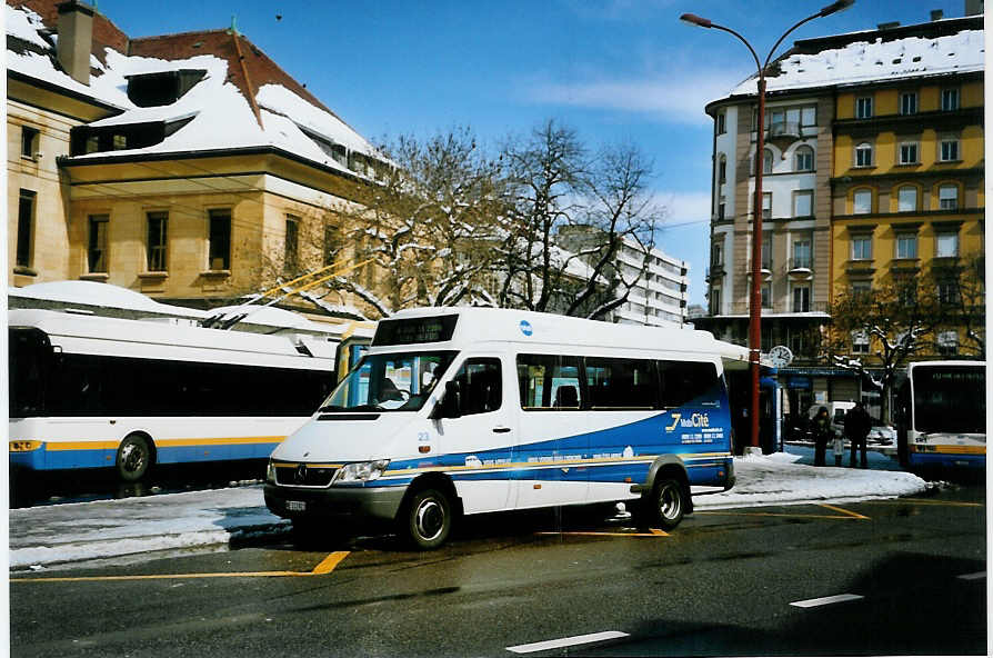 (093'403) - MobiCit, La Chaux-de-Fonds - Nr. 23/NE 113'823 - Mercedes am 25. Mrz 2007 beim Bahnhof La Chaux-de-Fonds