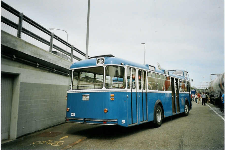 (094'630) - VBZ Zrich - Nr. 239/ZH 131'239 - FBW/Tscher Hochlenker (ex Kamm, Schlieren; ex VBZ Zrich Nr. 239; ex VBZ Zrich Nr. 219) am 26. Mai 2007 beim Bahnhof Zrich-Tiefenbrunnen