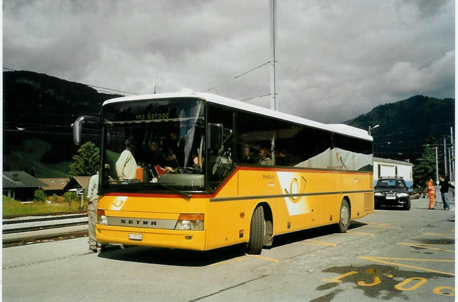 (095'525) - Kbli, Gstaad - BE 235'726 - Setra am 23. Juni 2007 beim Bahnhof Gstaad