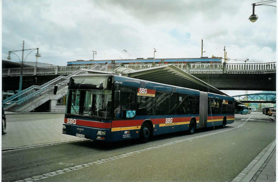 (096'022) - SBG Freiburg - FR-JS 698 - MAN am 9. Juli 2007 beim Bahnhof Freiburg