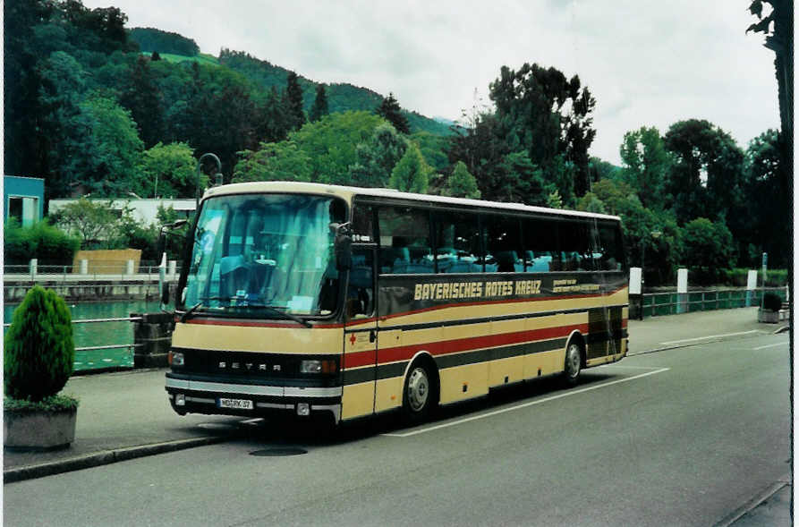 (097'218) - Aus Deutschland: Bayerisches Rotes Kreuz - ND-RK 37 - Setra am 17. August 2007 bei der Schifflndte Thun