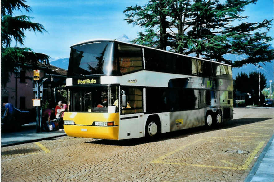 (099'724) - PostAuto Graubnden - GR 102'399 - Neoplan (ex P 27'900) am 3. Oktober 2007 beim Bahnhof Bellinzona