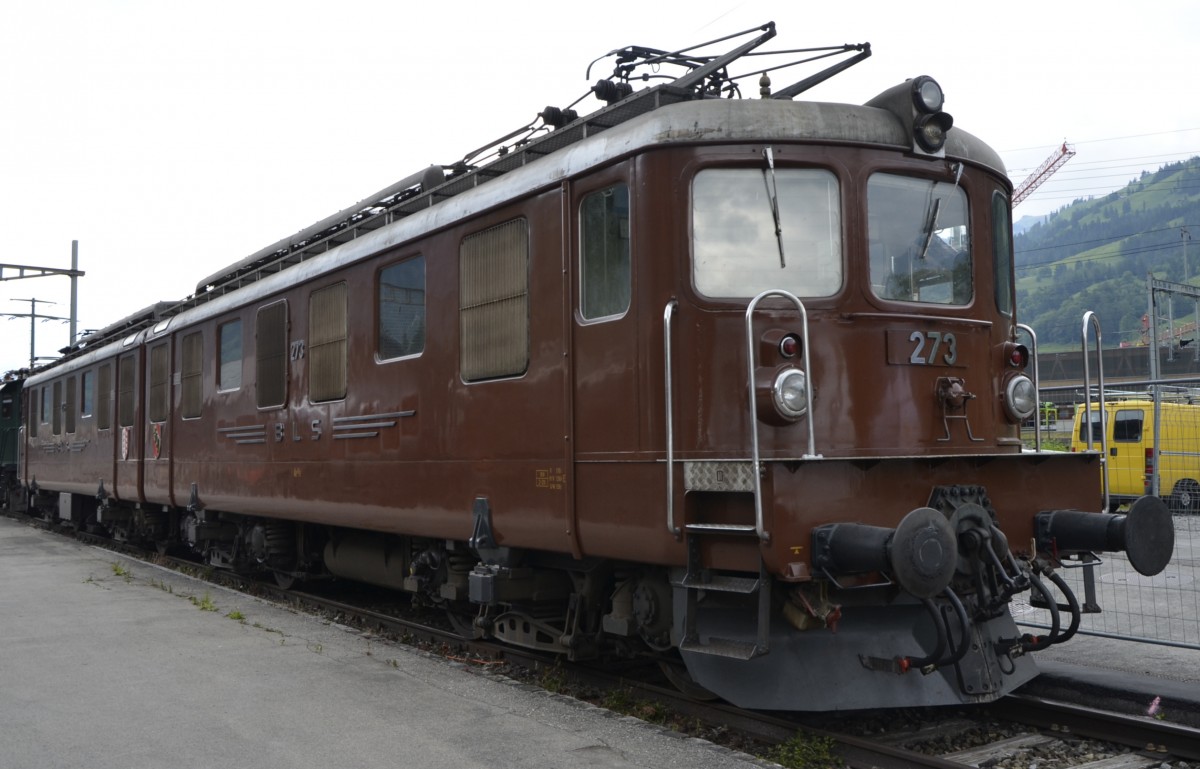 100 Jahre BLS: Ae 8/8 273 (Ab 1992 Ae 485) ausgestellt anlsslich des Nordrampenfestes im Bahnhof Frutigen (28.06.2013).
Die Indienststellung erfolgte 1963, Hersteller SLM/BBC, LP: 30,23 m, Vmax: 125 km/h. 
Haupteinsatzgebiet waren schwere Gterzge, aber auch vor Reisezgen waren die im Volksmund  Muni  (Stier) genannten Ae 8/8 anzutreffen. Viele Dienste wurden im Laufe der Zeit durch modernere Maschinen ersetzt. Ein letztes Einsatzgebiet der Ae 8/8 Nr. 273 war die Befrderung von Aushubzgen mit Aushubmaterial des neuen Ltschbergbasistunnels.
2004 wurde die 273 zur historischen Lokomotive erklrt. 