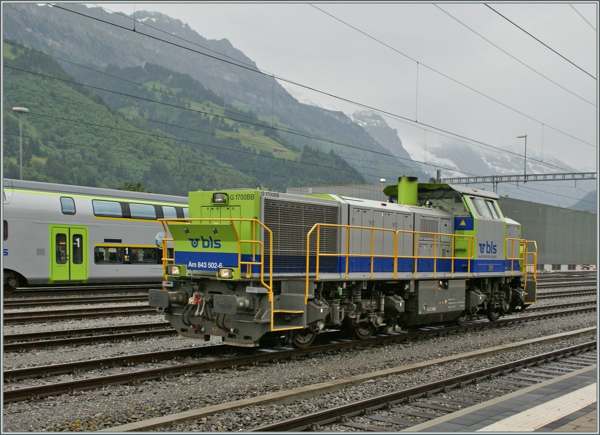 100 Jahre BLS bietet auch modernes: BLS Am 843 502-6 vor dem Hintergrund eines  Mutz . 
Frutigen, den 29. Juni 2013