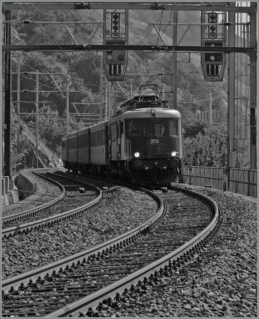 100 Jahre BLS:  Dank  der modernen Infrastruktur wirkt das S/W nicht ganz berzeugend; Ae 6/8 kurz vor Hohtenn.
7.9.13