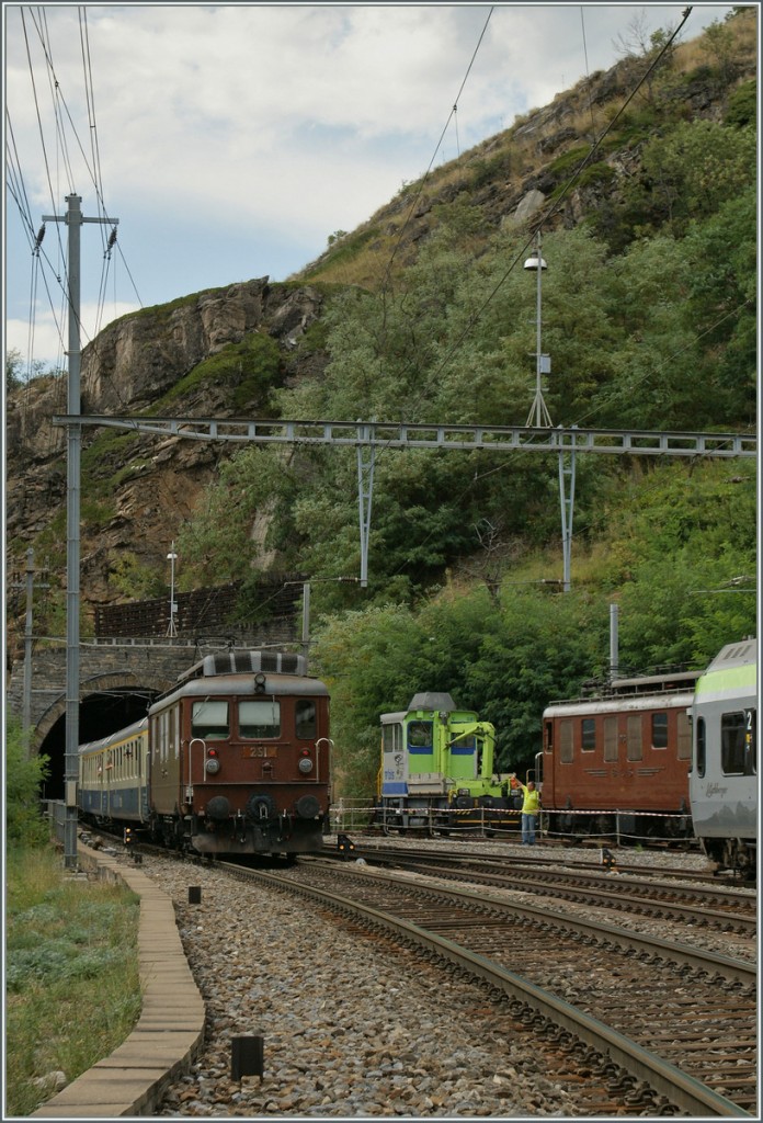 100 Jahre BLS: Die Ae 4/4 251 (Bj 1944) schiebt ihren Pendelzug Richtung Goppenstein.
Ausserberg, den 7. Sept. 2013