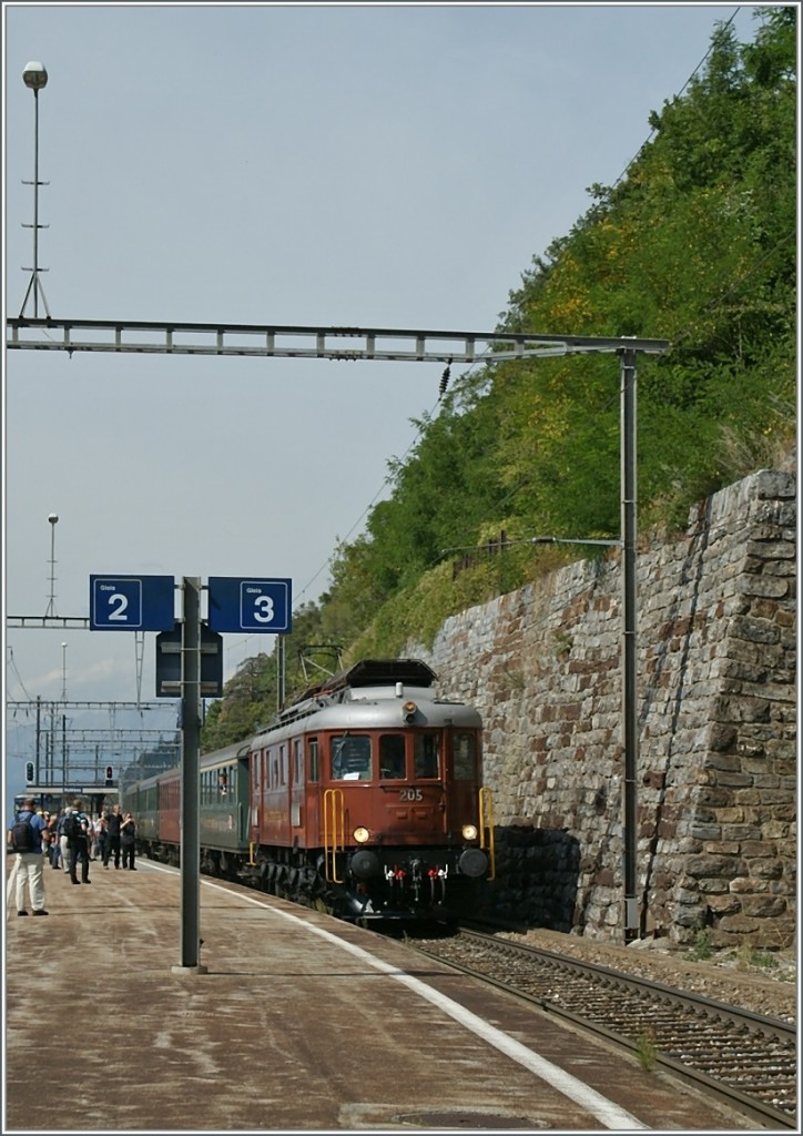 100 Jahre BLS: Die BLS Ae 6/8 205 beim Halt in Hohtenn.7. Sept. 2013