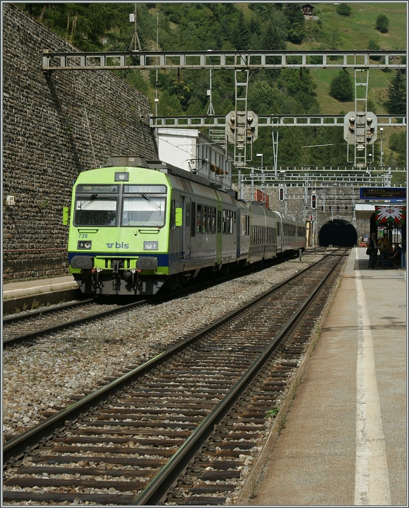 100 Jahre BLS: Die BLS RBDe 565 sind sonst eher im Vorortsverkehr anzutreffen, doch um den 15-Minunten Takt am Jubilumswochenende sicherzustllen, sah man die Triebzge wiedereinmal an der Sdrampe.
Goppenstein, den 7. Sept. 2013