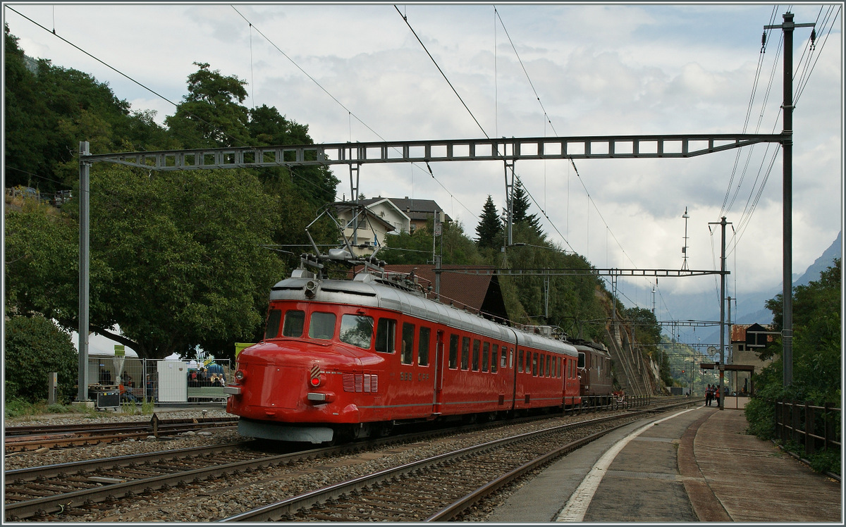 100 Jahre BLS: Einen herrliche roten Akzent setzte der SBB RAe 4/8 1021, besser bekannt und dem Namen  Roter Pfeil  (oder  Churchill-Pfeil). 
Ausserberg, den 7.9.13