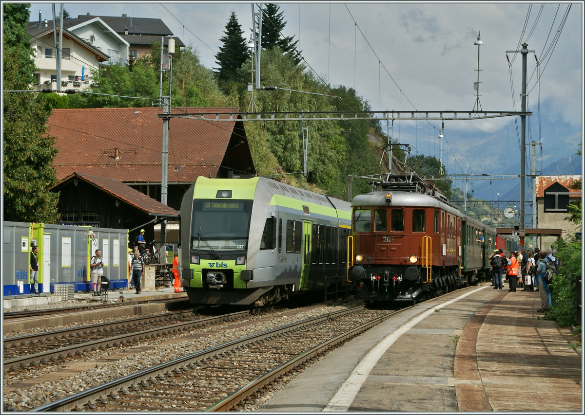 100 Jahre BLS: Fr mich ganz klar die schnte Lok des Festes war die Ae 6/8 205, die hier in Ausserberg einem  Ltschberger  begegnet. 
7. Sept. 2013