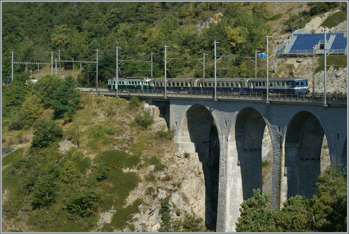 100 Jahre BLS im Wechsel mit der Ae 6/8 verkehrt der Wellensicht, hier als Schubtriebagen auf dem Lugelkinnviadukt. 
7.9.13