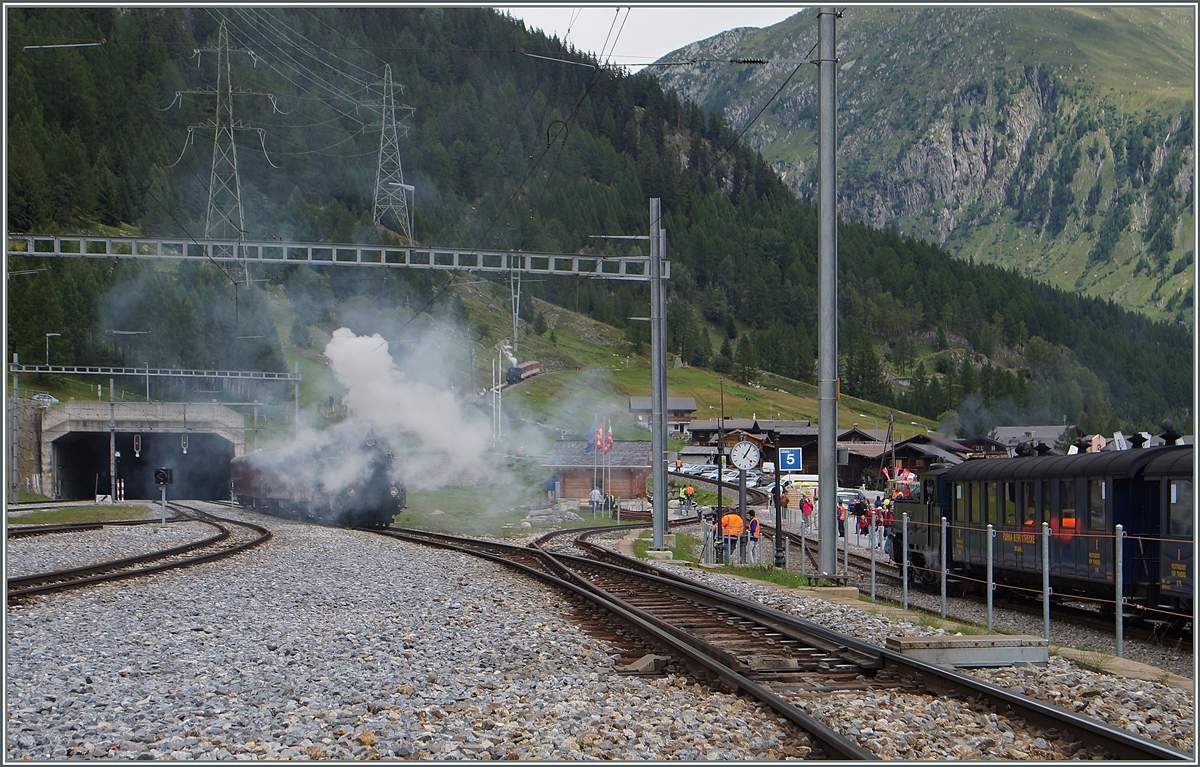 100 Jahre Brig -. Gletsch: auch wenn nicht sofort zu erkennen, zeigt dieses Bild gleich drei HG 3/4: Links die angetäuscht aus dem Furkatunnel kommende Blonay.Chanmby HG 3/4 N° 3, in der Bildmitte im Zahnstangenabschnitt die DFB HG 3/4 N° 4 und rechts im Bild wartet die DFB HG 3/4 N° 1 auf die Abfahrt Richtung Gletsch.

16. Aug. 2014