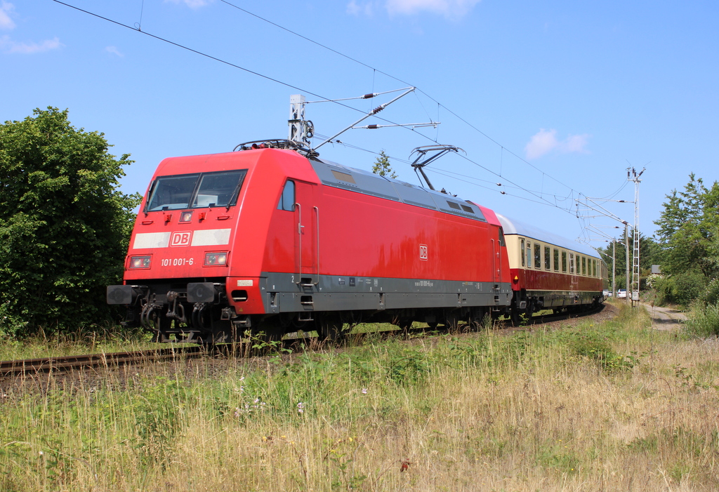 101 001-6 mit AKE 321(Binz-Koblenz)bei der Durchfahrt in der Güterumgehung unweit vom Rostocker Hbf.18.06.2023