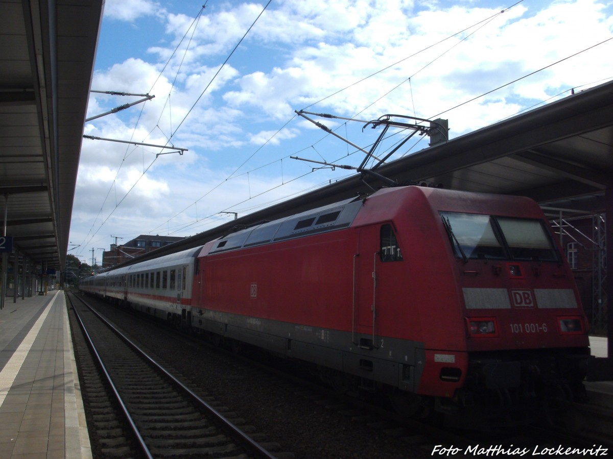 101 001-6 mit einem InterCity im Bahnhof Schwerin Hbf am 13.7.14