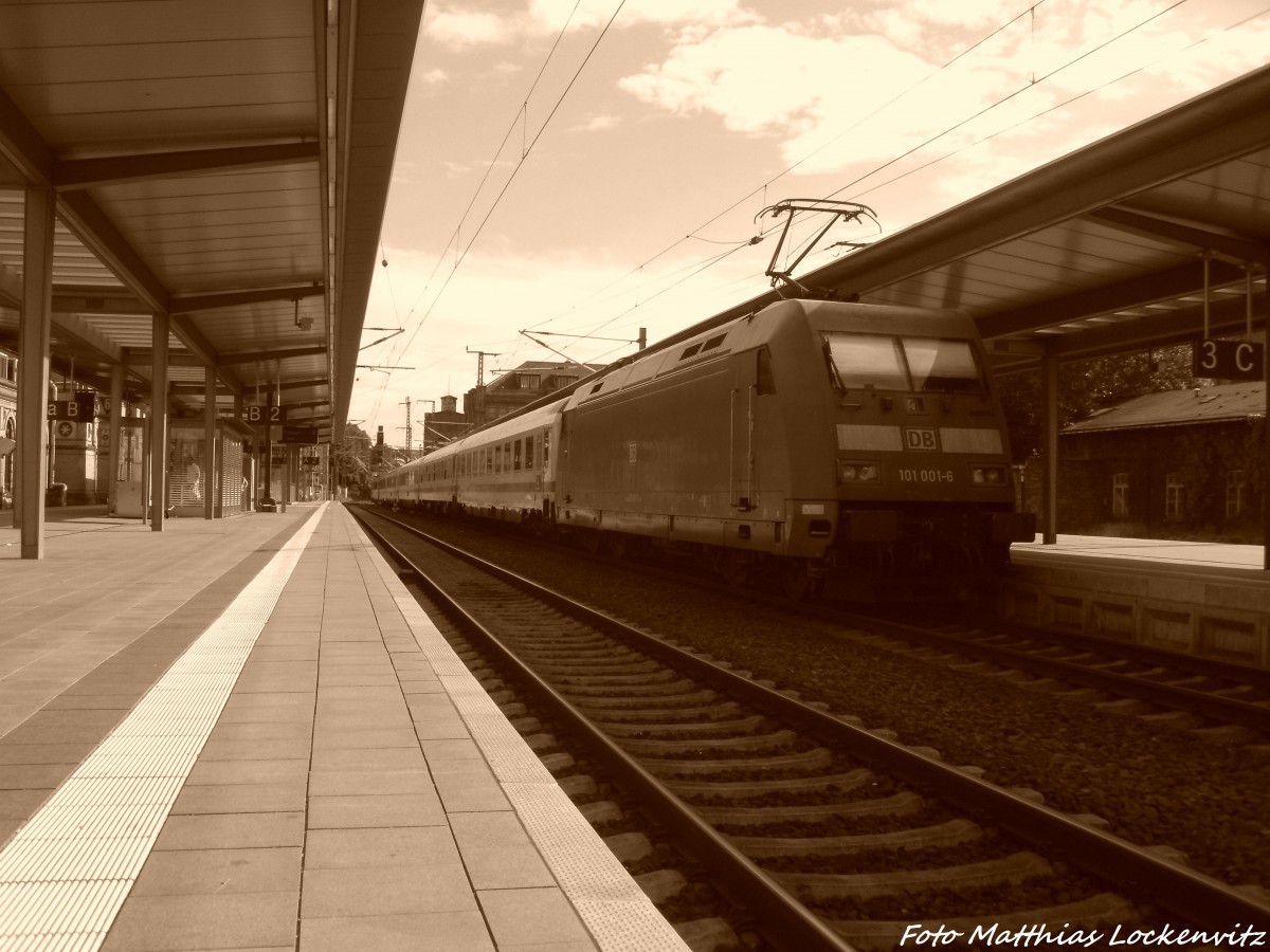 101 001-6 mit einem InterCity beim Verlassen des Bahnhofs Schwerin Hbf am 13.7.14