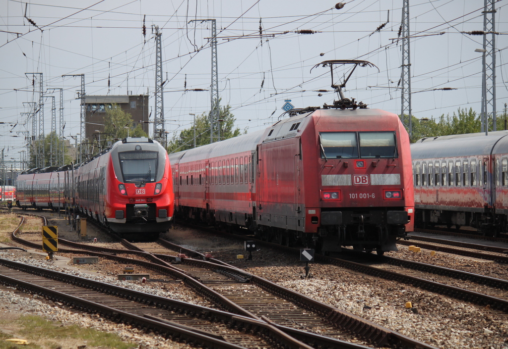 101 001-6 schob am 25.07.2014 den IC 2287 von Stralsund nach Hamburg Hbf ab Rostock Hbf.