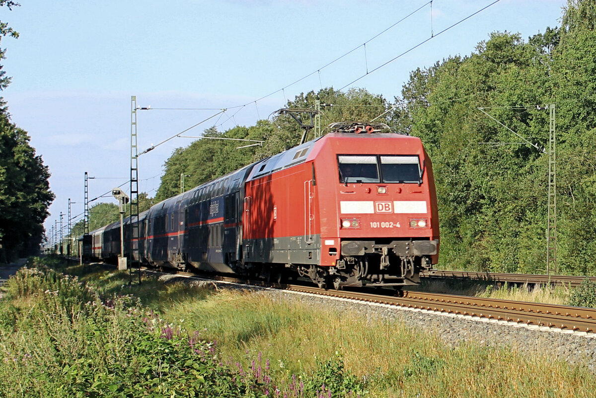 101 002-4 hat den ÖBB Nightjet am Haken und ist auf den Weg nach Hamburg. Tostedt - Dreihausen am 10.08.2024.