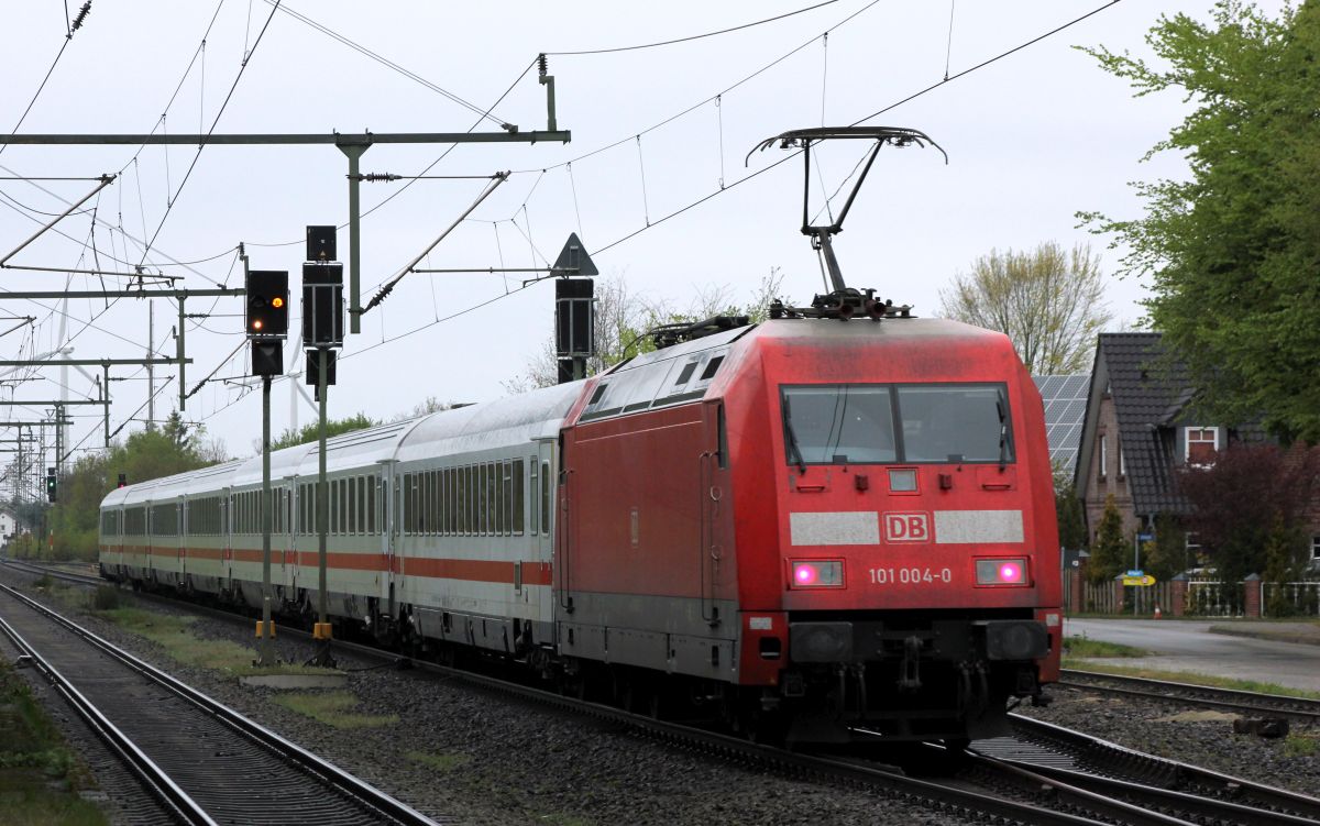 101 004 mit dem IC 468 aus Basel bad Bhf kommend bei der Durchfahrt in Jbek. 28.04.2019