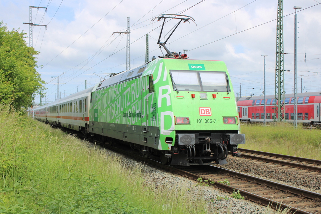 101 005 DEVK schiebend am IC 2238(Leipzig-Rostock)bei der Einfahrt im Rostocker Hbf.29.05.2022