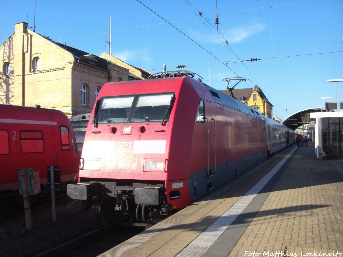 101 009-9 mit einem InterCity im Bahnhof Halle (Saale) Hbf am 1.11.14