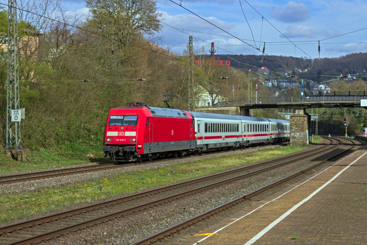 101 010 durchfhrt mit einem IC in Richtung Kln am 03.04.2021 Wuppertal-Sonnborn.