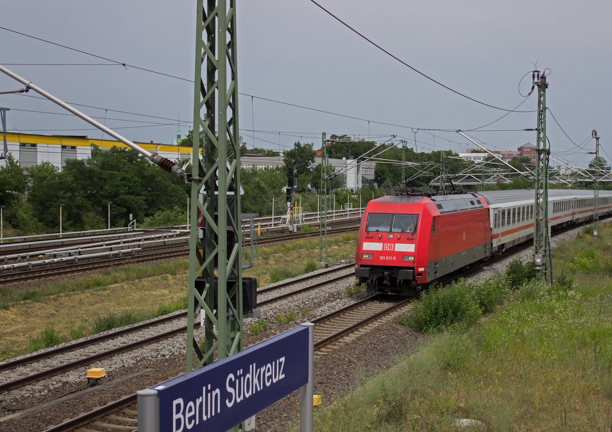 101 011 fhrt an der Zugspitze des IC2223 in den Bahnhof Berlin-Sdkreuz ein. Mit diesem Zug habe ich ber vier Stunden fr die Strecke von Berlin-Sdkreuz nach Berlin-Spandau gebraucht, da aufgrund von Unwettern am 22.06. die Strecke nach Hannover gesperrt werden musste und deshalb der InterCity im Berliner Hauptbahnhof nicht abfuhr.