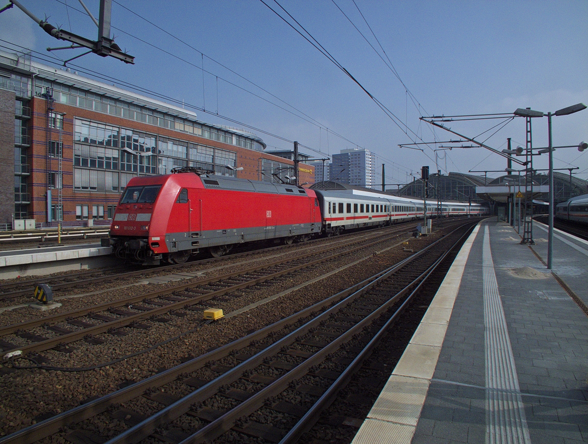 101 012 beginnt am 6.3.14 mit IC 144 ihre Reise von Berlin nach Bad Bentheim. Die Wagen fahren nach einem Lokwechsel weiter bis Amsterdam.