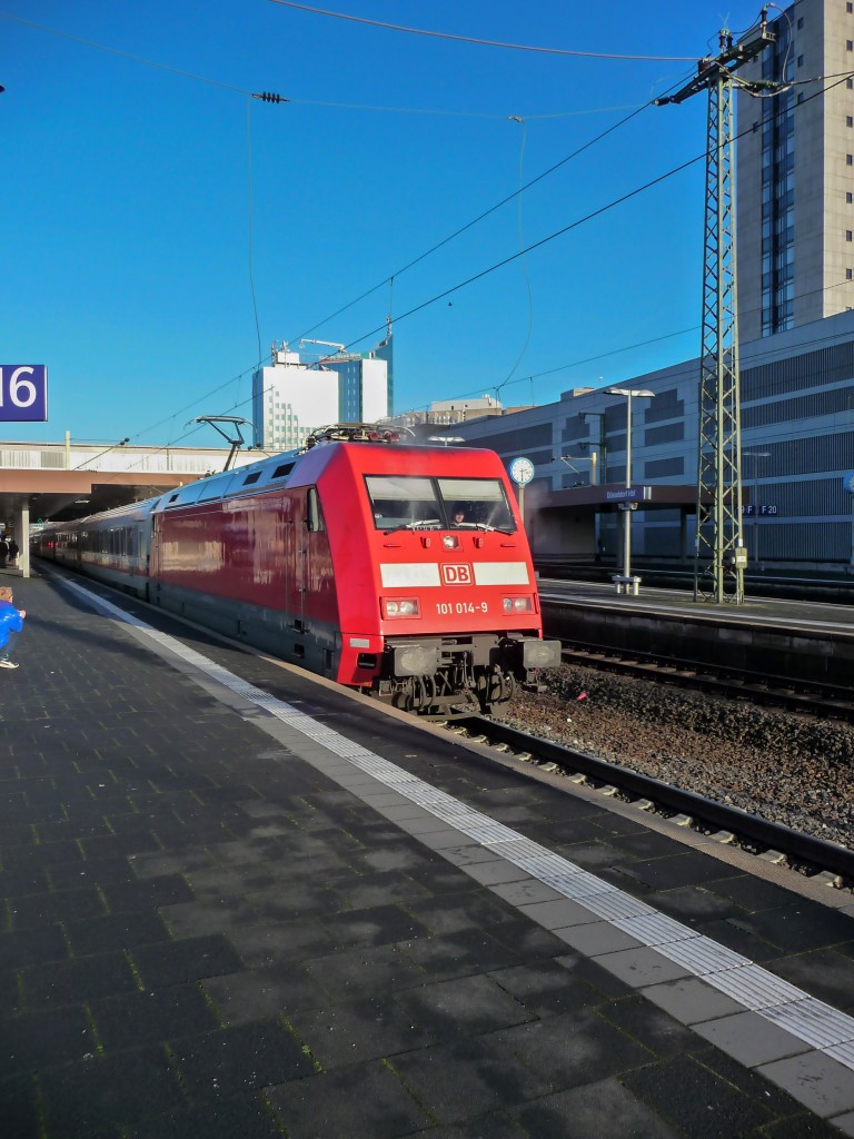 101 014 fährt am 02.01.15 mit ihrem IC nach Stuttgart aus Düsseldorf aus.