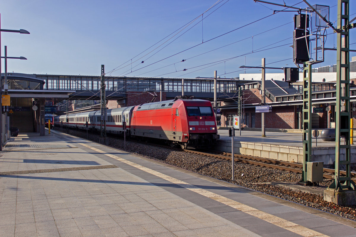 101 014 mit der Leergarnitur eines InterCity in Berlin-Gesundbrunnen, 25.02.19.